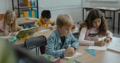 Dzieci uczą się w szkole we Włocławku